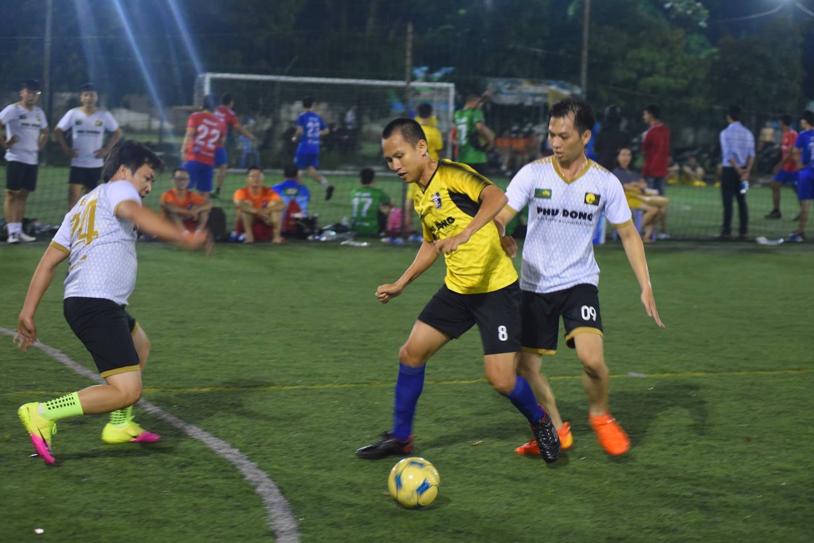 CÁC CẦU THỦ LĂN XẢ DƯỚI MƯA TRONG BUỔI KHAI MẠC PHÚ ĐÔNG CUP LẦN 1