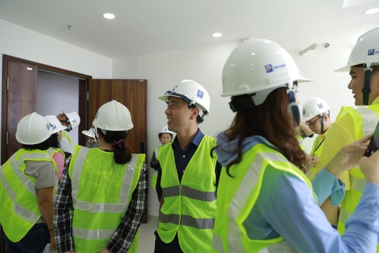 KHÁCH HÀNG THAM QUAN KIỂM CHỨNG CĂN HỘ THẬT DỰ ÁN PHÚ ĐÔNG PREMIER