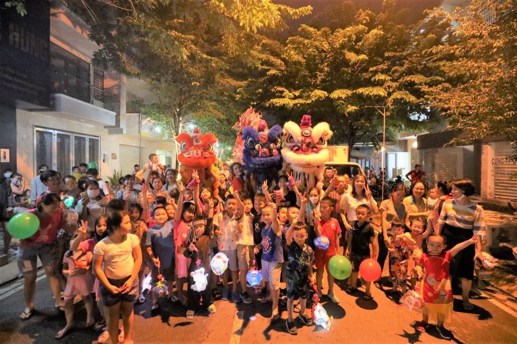 CƯ DÂN KDC PHÚ ĐÔNG VÀ PHÚ ĐÔNG PREMIER CÙNG XUỐNG PHỐ RƯỚC ĐÈN TRUNG THU