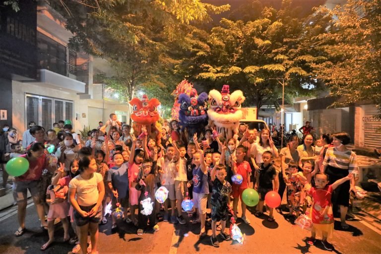 CƯ DÂN KDC PHÚ ĐÔNG VÀ PHÚ ĐÔNG PREMIER CÙNG XUỐNG PHỐ RƯỚC ĐÈN TRUNG THU