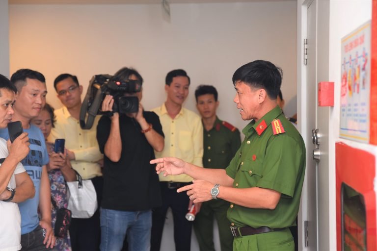 CẢNH SÁT TP DĨ AN TUYÊN TRUYỀN, PHỔ BIẾN PHÁP LUẬT VỀ PCCC, CHCN TẠI CHUNG CƯ HL PHÚ ĐÔNG