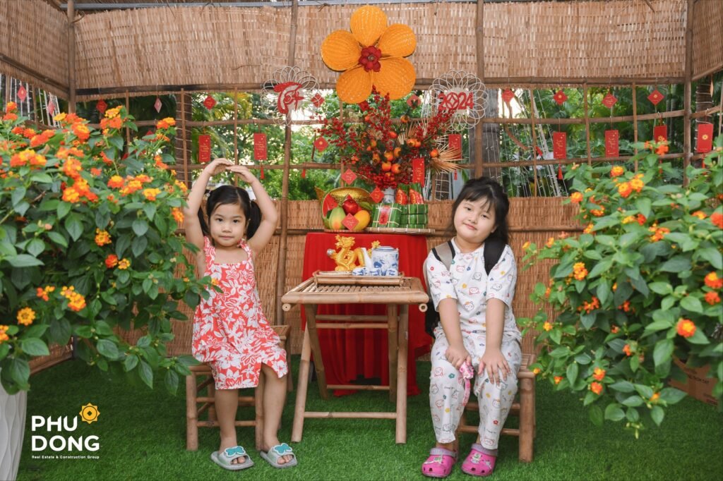 Xuân đã về, xuân đã về. Kìa bao ánh xuân về tràn lan mênh mông