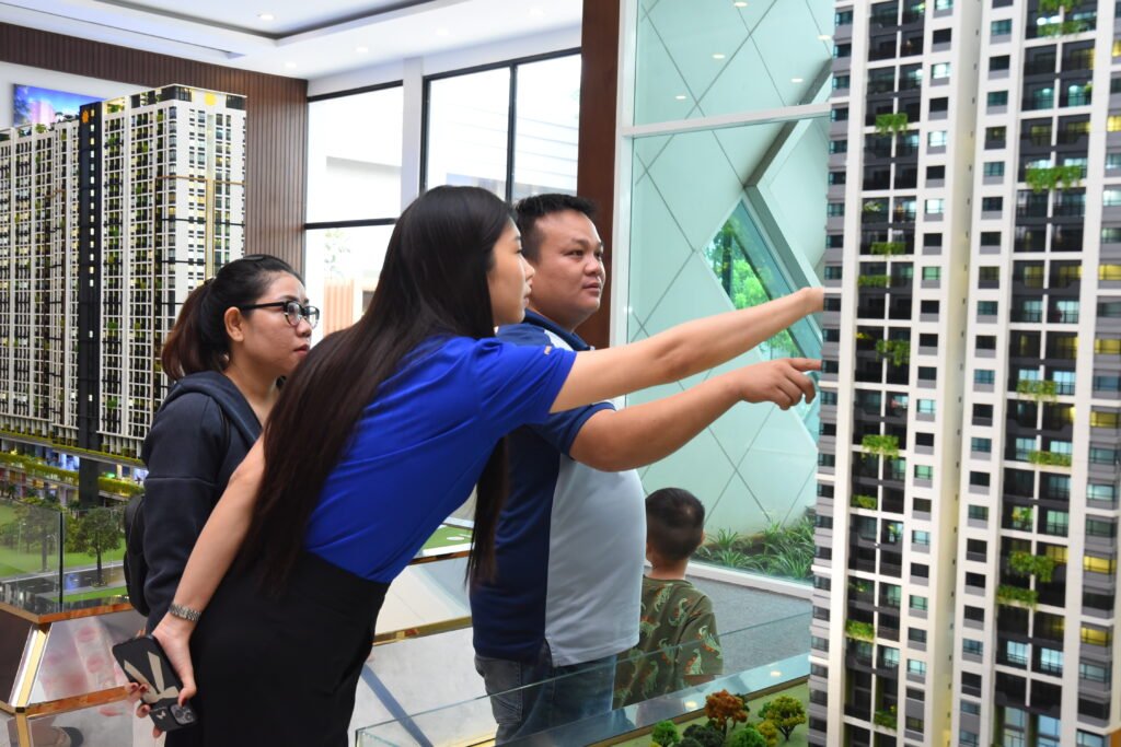 Thị trường bất động sản ấm dần nhờ căn hộ tầm trung và người trẻ tìm mua nhà