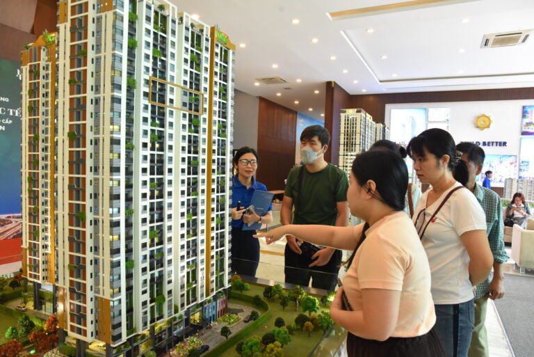 Nhà đầu tư quay xe mua bất động sản trước tình hình giá vàng tăng kỷ lục, lãi suất xuống đáy