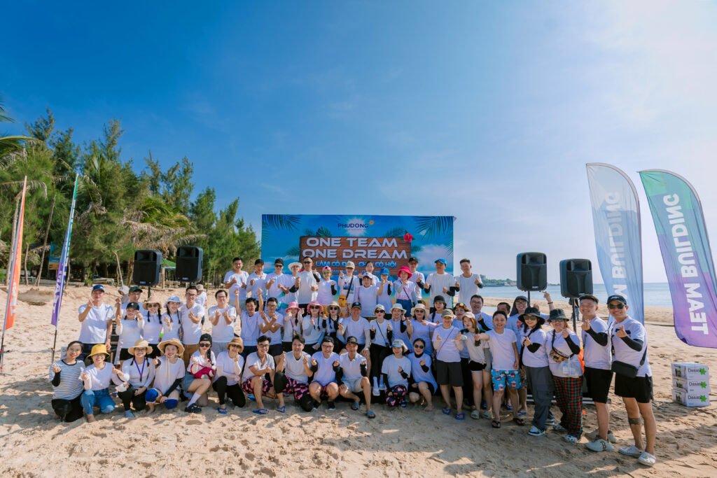 Cùng Phú Đông Group nhìn lại hành trình Team Building tại Kê Gà Lighthouse