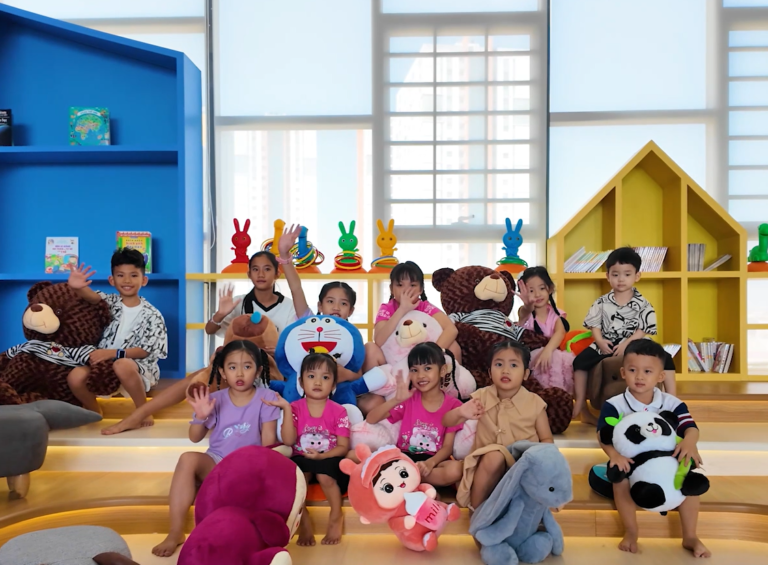 Những Nụ Cười Trong Trẻo Của Con Tại Khu Vui Chơi Trẻ Em Phú Đông Sky Garden